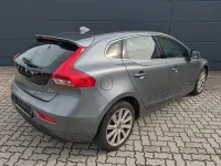 Gebraucht Volvo V40 Momentum 150 PS (110 kW) 2016 Osmium grey metallic Limousine