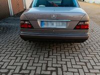 Gebraucht Mercedes E220 150 PS (110 kW) 1993 Gold Limousine