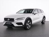 Gebraucht Volvo V60 CC Plus 197 PS (144 kW) 2023 Weiss crystal white pearl / me Kombi