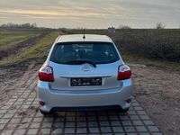 Gebraucht Toyota Auris 99 PS (72 kW) 2010 Silber Kleinwagen
