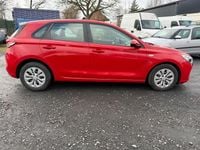 Gebraucht Hyundai i30 Pure 101 PS (74 kW) 2017 Rot Limousine