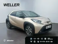 Gebraucht Toyota Aygo 72 PS (52 kW) 2023 Ginger beige metallic / dach mysticschwarz mica Kleinwagen