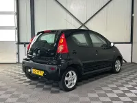 Gebraucht Peugeot 107 68 PS (50 kW) 2011 Schwarz Kleinwagen