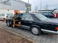 Second-hand Mercedes E300 182 CP (133 kW) 1988 Negru Berlinǎ