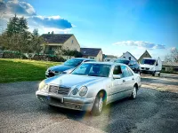 Używany Mercedes E200 136 KM (100 kW) 1999 Szary Sedan/Limuzyna