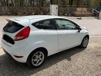 Gebraucht Ford Fiesta 95 PS (69 kW) 2012 Weiß Kleinwagen