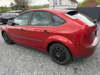 Usado Ford Focus Trend 101 CV (74 kW) 2006 Rojo Berlina