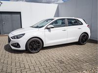 Gebraucht Hyundai i30 Trend 120 PS (88 kW) 2022 Weiss / atlas white Limousine