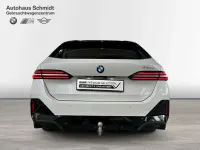 Gebraucht BMW 520 M Sport 197 PS (144 kW) 2025 Mineralweiß Kombi