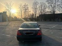 Gebraucht Mercedes E220 150 PS (110 kW) 2003 Blau Limousine
