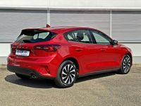 Gebraucht Ford Focus Titanium 125 PS (91 kW) 2024 Fantasticrot metallic (metallic) Limousine