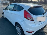 Gebraucht Ford Fiesta 68 PS (50 kW) 2014 Weiß Kleinwagen