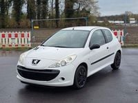 Gebraucht Peugeot 206 68 PS (50 kW) 2012 Weiß Limousine