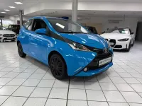 Gebraucht Toyota Aygo X-play 69 PS (50 kW) 2017 Cyan metallic Kleinwagen