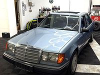 Second-hand Mercedes E230 132 CP (97 kW) 1989 Albastru Berlinǎ