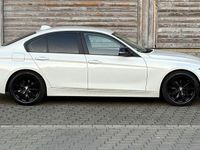 Gebraucht BMW 320 Advantage 163 PS (119 kW) 2015 Weiß Limousine