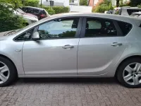 Używany Opel Astra Edition 116 KM (85 kW) 2011 Srebrny Sedan/Limuzyna