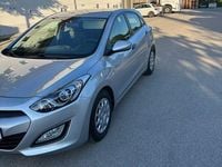 Gebraucht Hyundai i30 Trend 99 PS (72 kW) 2013 Silber Limousine