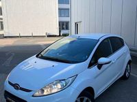 Gebraucht Ford Fiesta 82 PS (60 kW) 2012 Weiß Kleinwagen