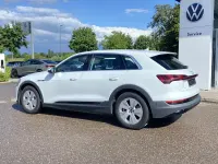Gebraucht Audi e-tron 300 kW (408 PS) 2022 Gletscherweiß metallic SUV