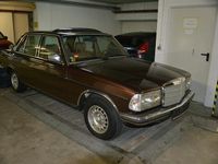 Second-hand Mercedes E280 185 CP (136 kW) 1981 Maro Berlinǎ