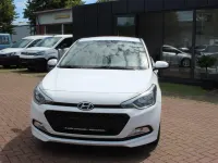 Gebraucht Hyundai i20 Classic 75 PS (55 kW) 2016 Weiß Kleinwagen
