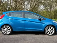 Gebraucht Ford Fiesta Titanium 125 PS (91 kW) 2014 Blau Kleinwagen