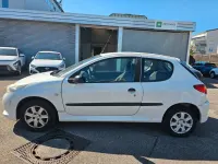 Gebraucht Peugeot 206 75 PS (55 kW) 2009 Weiß Limousine