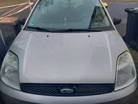 Usado Ford Fiesta 70 HP (51 kW) 2004 Prateado Citadino