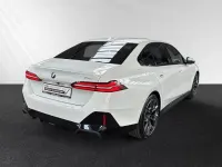 Gebraucht BMW 520 M Sport 208 PS (152 kW) 2025 Mineralweiß metallic Limousine