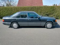 Gebraucht Mercedes E230 132 PS (97 kW) 1991 Schwarz Limousine