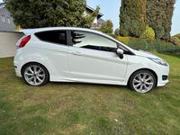 Gebraucht Ford Fiesta Titanium 101 PS (74 kW) 2014 Weiß Kleinwagen