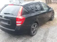 Usado Kia Ceed 90 CV (66 kW) 2011 Negro Utilitario