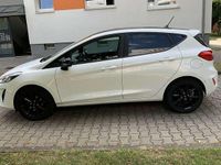 Gebraucht Ford Fiesta Trend 101 PS (74 kW) 2018 Weiß Kleinwagen
