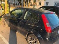 Używany Ford Fiesta 60 KM (44 kW) 2004 Niebieski Hatchback