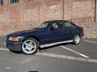 Gebraucht BMW 318 M Sport 113 PS (83 kW) 1993 Blau Limousine