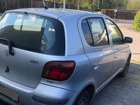 Usado Toyota Yaris 65 HP (47 kW) 2003 Prateado Sedan