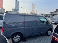Gebraucht VW Transporter 150 PS (110 kW) 2023 Grau Van