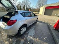 Gebraucht Opel Astra 116 PS (85 kW) 2012 Silber Limousine