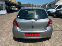 Gebraucht Toyota Yaris 99 PS (72 kW) 2011 Grau Kleinwagen