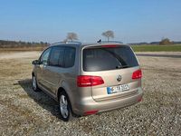 Second-hand VW Touran Highline 177 CP (130 kW) 2013 Auriu Monovolum