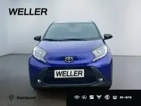 Gebraucht Toyota Aygo 72 PS (52 kW) 2025 Juniper blue metallic / dach mysticschwarz mica (blau) Kleinwagen