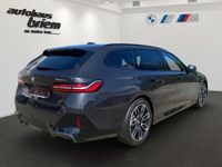 Gebraucht BMW 520 M Sport 197 PS (144 kW) 2024 Sophistograu brillanteffekt Kombi