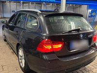 Gebraucht BMW 320 184 PS (135 kW) 2012 Schwarz Kombi