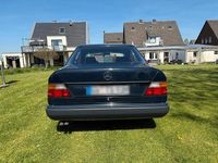 Używany Mercedes E300 113 KM (83 kW) 1990 Niebieski Sedan/Limuzyna