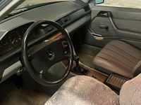 Gebraucht Mercedes E250 94 PS (69 kW) 1989 Blau Limousine