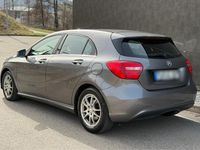 Gebraucht Mercedes A180 122 PS (89 kW) 2015 Grau Kleinwagen