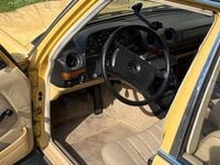 Gebraucht Mercedes 200 106 PS (77 kW) 1983 Gelb Limousine