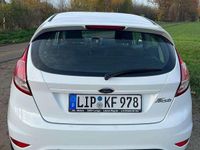 Gebraucht Ford Fiesta Trend 60 PS (44 kW) 2011 Weiß Kleinwagen
