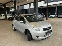 Gebraucht Toyota Yaris Basis 69 PS (50 kW) 2006 Silber Limousine